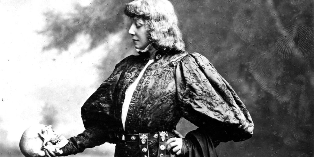 Sarah_Bernhardt_as_Hamlet